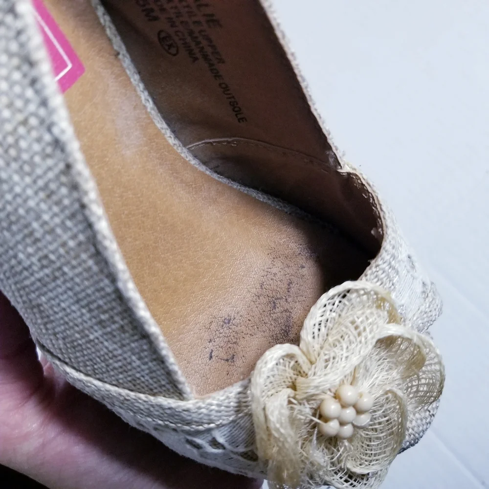 POP KALIE WEDGE SANDALS WITH SLINGBACKS AND FLOWER ON FRONT SIZE 6.5